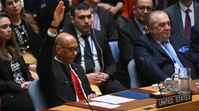 Embajador de Estados Unidos levantando la mano en contra de la inclusión de Palestina a la ONU.
