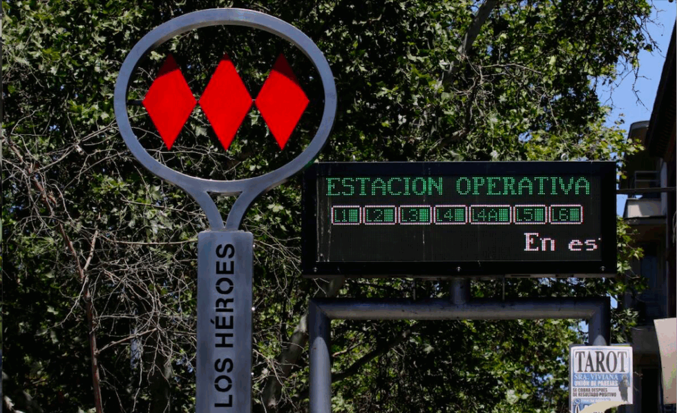 Letrero de Metro de Santiago