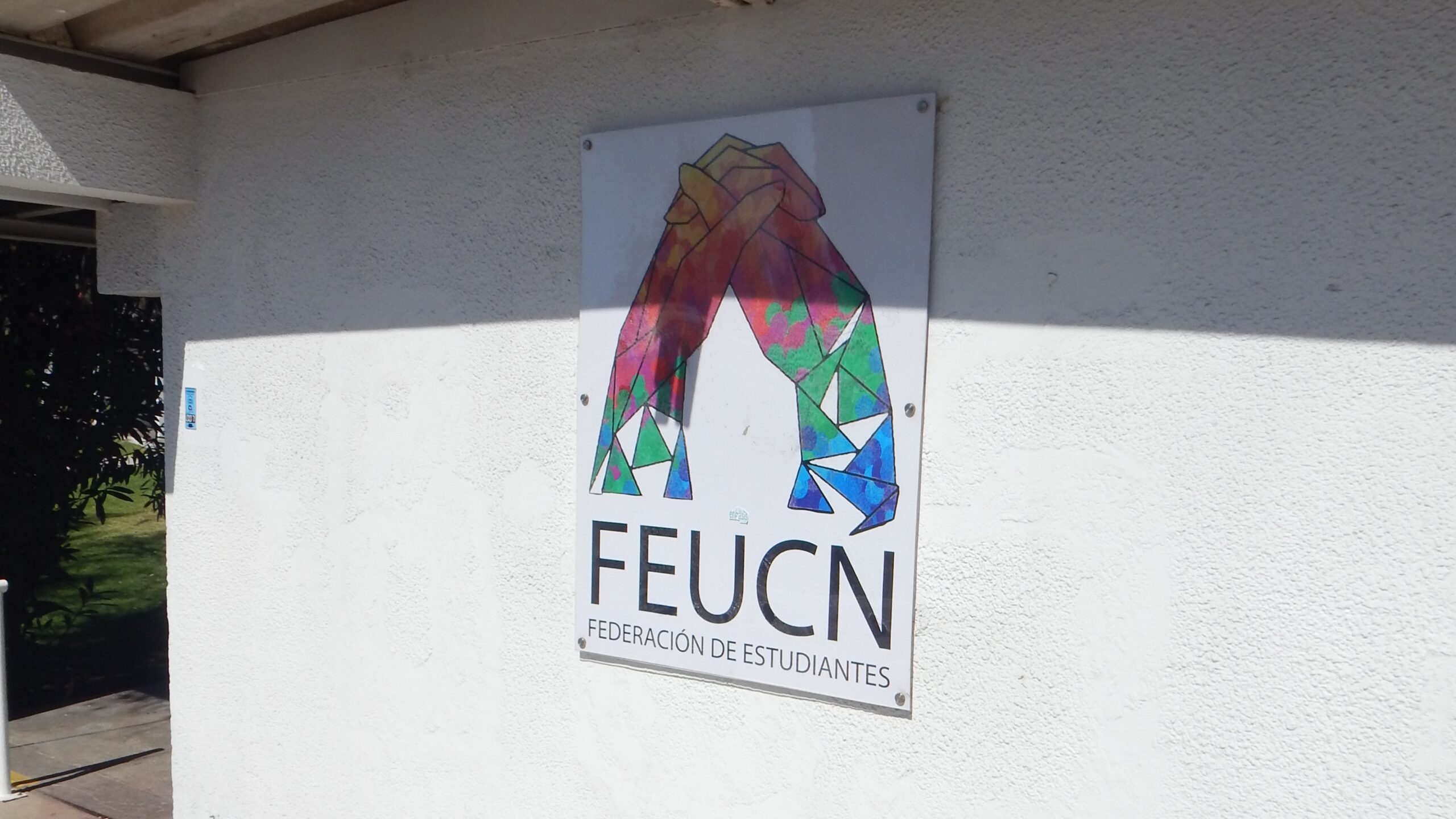 Logo de la FEUCN en sus oficinas del campus Angamos.