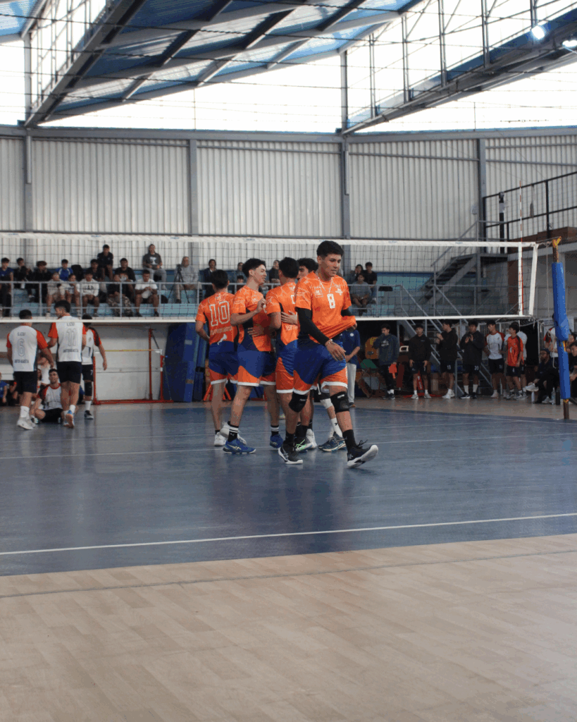 Jugadores de la Universidad de Antofagasta celebrando un punto anotado.